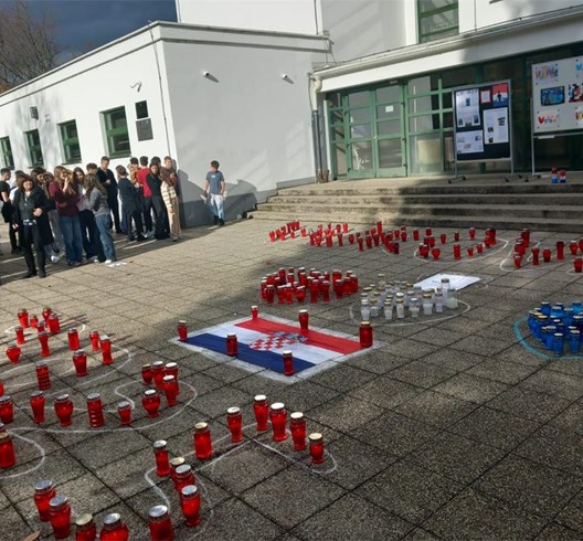 Iz krvi i bola niklo je cvijeće - Hrvatska moja zahvalna i ponosna